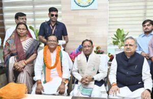 रामसेवक पैकरा के पदभार ग्रहण समारोह में हुए शामिल मुख्यमंत्री साय, नई जिम्मेदारी के लिए हार्दिक दी शुभकामनाएं