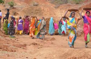 अपर आयुक्त मनरेगा ने की ग्राम लाई के स्वच्छाग्राहियों के कार्य की सराहना