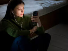 एम्स भोपाल के शोध में बड़ा अलर्ट: मोबाइल और रात जागने की आदतें कैंसर का खतरा बढ़ा सकती हैं