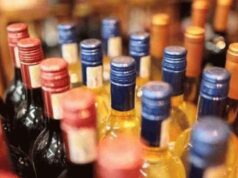 शराब की बोतलों से भरा ठेला और सरकार पर तंज, देवास में कांग्रेस का अलग अंदाज का प्रदर्शन