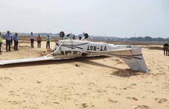 बड़ा हादसा टला: खुले मैदान में गिरा ट्रेनिंग विमान, पहले ही कूद गए पायलट और यात्री
