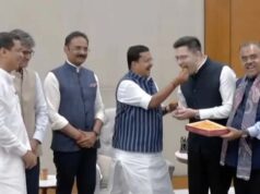 राघव चड्ढा और अन्य नेताओं का बीजेपी में स्वागत, मिठाई खिलाकर किया अभिनंदन