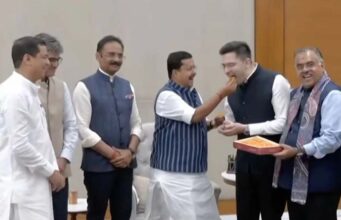 राघव चड्ढा और अन्य नेताओं का बीजेपी में स्वागत, मिठाई खिलाकर किया अभिनंदन