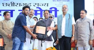 हज यात्रियों को मुख्यमंत्री विष्णु देव साय ने दिया फर्स्ट एड किट, यात्रा की सफलता के लिए दी शुभकामनाएं