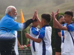 फुटबॉल के मैदान पर पीएम मोदी का गोल, खिलाड़ियों संग सेलिब्रेशन की तस्वीरें देखें