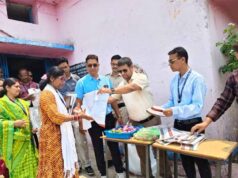 गर्मी से राहत का देसी जुगाड़: तहसीलदार ने प्रगणकों को बांटे प्याज-टॉवेल, लौटने पर शरबत