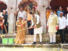 बावड़ी सफाई के लिए मंत्री विश्वास सारंग का श्रमदान, लोगों को भी दिया स्वच्छता का संदेश