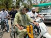 खंडवा की सियासत में अलग तस्वीर, कंचन तनवे ने निकाली साइकिल यात्रा तो महापौर ई-कार संग पहुंचीं