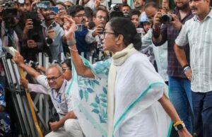 टीएमसी के आरोप और EC का जवाब: ममता की मौजूदगी और कार्यकर्ताओं के पहरे की पूरी कहानी