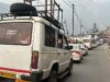 जोशीमठ की सड़कों पर वाहनों की कतारें, छुट्टियों के चलते ट्रैफिक व्यवस्था चरमराई