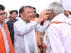CM विष्णु देव साय का संवेदनशील अंदाज, लाभार्थियों को वितरित किए चश्मे