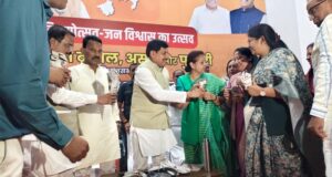 बुरहानपुर में विकास की बयार, CM मोहन यादव ने की इन्वेस्टर्स समिट की घोषणा और खाई झाल मुड़ी