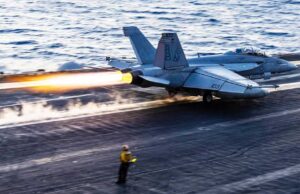 US की कार्रवाई: F/A-18 से ब्लॉकेड हमला, 3 ईरानी जहाजों को रोका