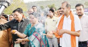 उद्योग मंत्री देवांगन ने नारियल तोड़कर कराया कार्य का शुभारंभ