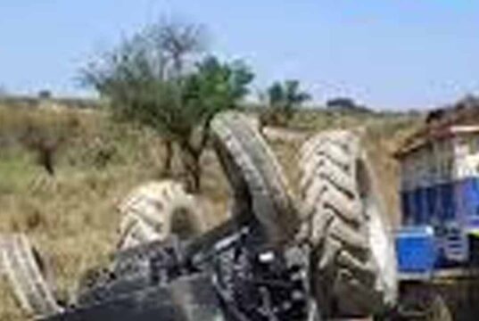 गोसलपुर में सड़क हादसा: हाईवे पर ट्रैक्टर-बस टकराए, 39 लोगों को आई चोटें