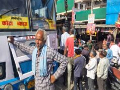 राजगढ़ में राशन विवाद पर बवाल, मजदूर ने सड़क जाम कर बस के सामने दिया धरना