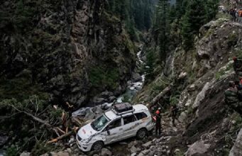 जम्मू-कश्मीर के पहलगाम में दर्दनाक सड़क हादसा, पर्यटकों से भरी गाड़ी खाई में गिरी