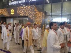पहली हवाई यात्रा से भावुक हुए जेवर के किसान, बोले- एयरपोर्ट ने बदल दी हमारी तकदीर