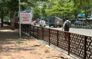 सोशल मीडिया पर वायरल हुआ भोपाल का नया कारनामा, फुटपाथ है लेकिन वहां तक जाने का रास्ता गायब