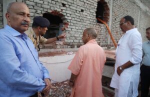 अलीगंज में अग्निकांड में जली बिल्डिंग देखी सीएम ने, बगल के भवन की छत पर जाकर भी किया मुआयना
