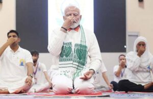 योग दिवस पर देशभर में उत्साह, कोलकाता में 10 लाख प्रतिभागियों और 500 नावों के साथ वर्ल्ड रिकॉर्ड की तैयारी