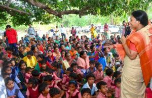 बस्तर के विकास को नई रफ्तार, जगरगुंडा पहुंचने वाली पहली महिला मंत्री बनीं लक्ष्मी राजवाड़े