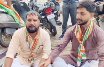 रतलाम से पैदल पहुंचे कांग्रेस कार्यकर्ता, निष्कासन रद्द करने की मांग को लेकर PCC के बाहर प्रदर्शन