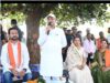 ग्रामीणों के बीच पहुंचे मुख्यमंत्री, पेड़ की छांव में लगाई चौपाल; शिकायतों का किया तत्काल निराकरण