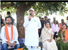 ग्रामीणों के बीच पहुंचे मुख्यमंत्री, पेड़ की छांव में लगाई चौपाल; शिकायतों का किया तत्काल निराकरण