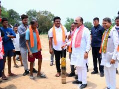 जब जंगल में खेला गया क्रिकेट, बैट हाथ में लेकर मैदान पर उतरे उप मुख्यमंत्री अरुण साव