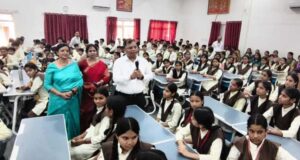कलेक्टर ने सुनी छात्रा की बात, मामले की जांच और नियमानुसार कार्रवाई का दिया आश्वासन