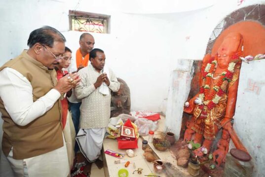 मुख्यमंत्री ख्यमंत्री विष्णुदेव साय ने ऐतिहासिक चतुर्भुज विष्णु मंदिर में की पूजा-अर्चना, प्रदेश की सुख-समृद्धि की कामना