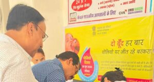 राष्ट्रीय पल्स पोलियो अभियान शुरू, कलेक्टर डॉ. संतोष कुमार देवांगन ने बच्चों को पिलाई दो बूंद जिंदगी की