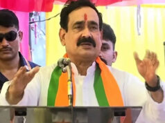 दतिया उपचुनाव में भावुक हुए नरोत्तम मिश्रा, मंच से छलके आंसू, बोले- आशुतोष की जीत के लिए पूरी ताकत लगाऊंगा