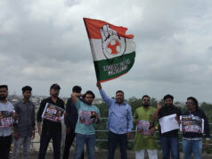 भोपाल में कांग्रेस का अनोखा प्रदर्शन, पानी की टंकी पर चढ़कर अमित शाह के इस्तीफे की उठाई मांग