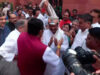Dharmendra Pradhan की संसद में दमदार एंट्री, NDA सांसदों ने पाग पहनाकर किया स्वागत, साथ लेकर पहुंचे सदन