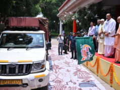 यूपी मैंगो फेस्टिवल में दिखा विशाल आम का जलवा, आधा किलो वजनी फल देख CM योगी भी मुस्कुराए