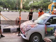 हरिद्वार से अलीगढ़ तक कठिन संकल्प, दांतों से कार खींच रहे नरेंद्र