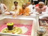 मंदिर में मुख्यमंत्री ने श्रद्धालुओं का अभिवादन हाथ जोड़कर स्वीकारा, बच्चों को दुलारा