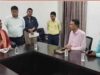 बिलासपुर समीक्षा बैठक में केंद्रीय मंत्री तोखन साहू का बड़ा एक्शन, जल जीवन मिशन की धीमी रफ्तार और बिजली कटौती पर जताई नाराजगी