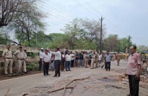 दुर्ग: रेलवे की जमीन पर बने मकान को वारिसों ने स्वेच्छा से किया खाली, प्रशासन को सौंपा कब्जा
