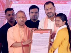 मुख्यमंत्री ने दो महिलाओं को आंगनबाड़ी सहायिका पद के लिए दिए नियुक्ति पत्र