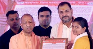 मुख्यमंत्री ने दो महिलाओं को आंगनबाड़ी सहायिका पद के लिए दिए नियुक्ति पत्र