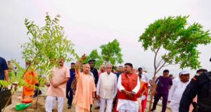 मुख्यमंत्री योगी आदित्यनाथ ने गोरखपुर में दो स्थानों पर ‘एक पेड़ मां के नाम’ लगाकर किया अभियान का शुभारंभ