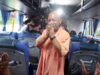 स्मार्ट कार्ड, बैग, साड़ी व मिठाई देकर मातृशक्ति को सम्मानित किया सीएम योगी ने, बस में महिलाओं के साथ ली सेल्फी