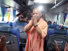 स्मार्ट कार्ड, बैग, साड़ी व मिठाई देकर मातृशक्ति को सम्मानित किया सीएम योगी ने, बस में महिलाओं के साथ ली सेल्फी