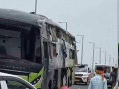 सेफ्टी वॉल से टकराई बस, खिड़कियां टूटते ही नीचे गिरे यात्री; 4 की दर्दनाक मौत