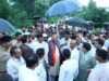 बड़ा बाजार-बरतुंगा मार्ग बंद होने से मचा हड़कंप, 5 किमी झाड़ियों में पैदल उतरे मंत्री