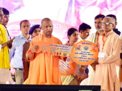 यूपी में लाभार्थियों को मिली बड़ी सौगात, CM योगी ने चेक और प्रमाण पत्र के साथ सौंपी सांकेतिक चाबियां