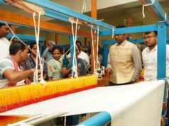 पुनर्वासित युवाओं को मोबाइल फोन वितरित किए, जमीन पर बैठकर उनके साथ किया भोजन
